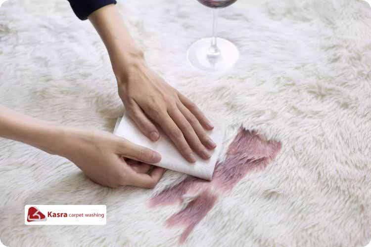 پاک کردن لکه شراب از روی فرش