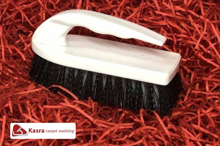 تمیز کردن فرش با فرچه فرش